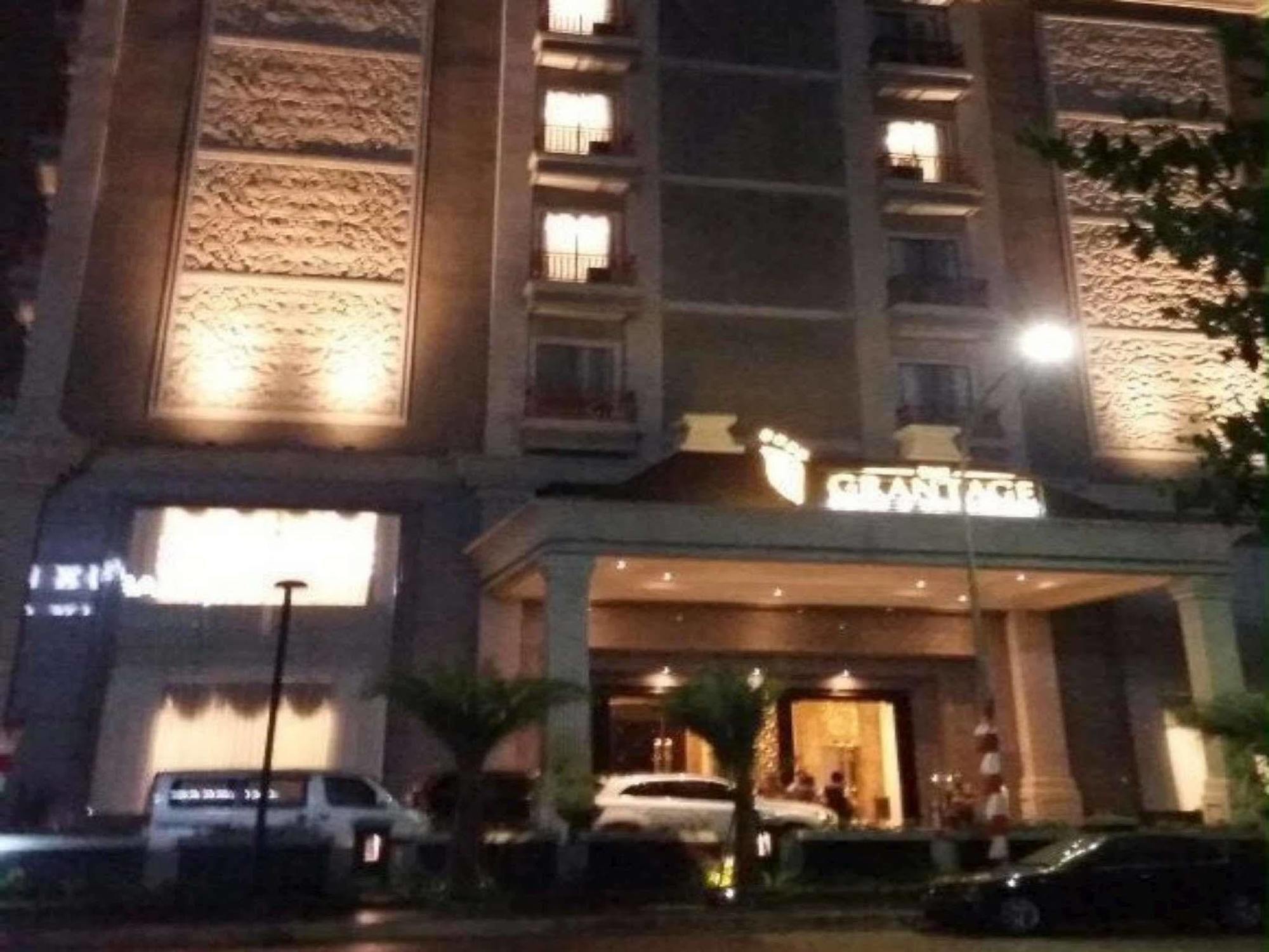 The Grantage Hotel & Sky Lounge Serpong Exteriör bild